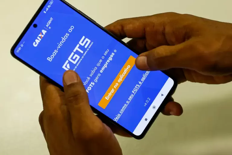 Aplicativo do FGTS aberto no celular mostrando as novas regras do saque-aniversário 2025
